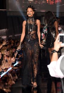 Rihanna feet photo thumbnail