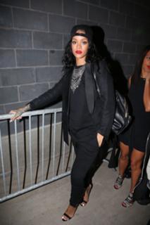Rihanna feet photo thumbnail