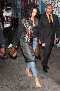 Rihanna feet photo thumbnail