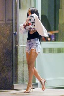 Rihanna feet photo thumbnail