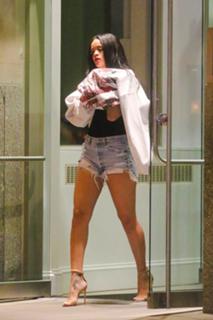 Rihanna feet photo thumbnail