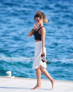 Rihanna feet photo thumbnail