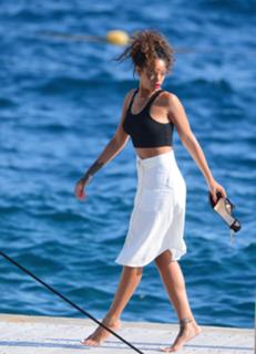 Rihanna feet photo thumbnail