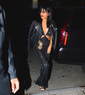 Rihanna feet photo thumbnail