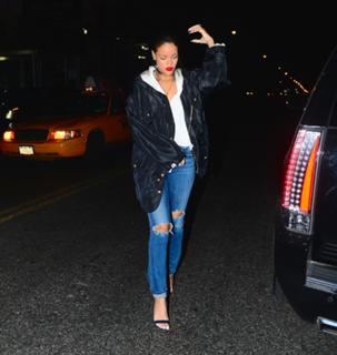 Rihanna feet photo thumbnail