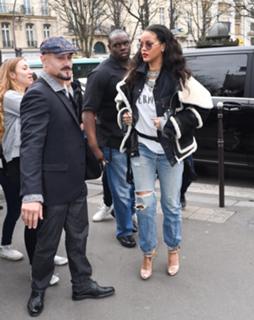 Rihanna feet photo thumbnail