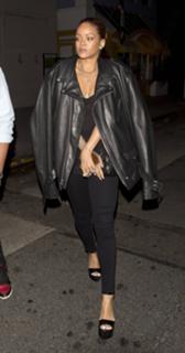 Rihanna feet photo thumbnail