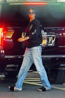 Rihanna feet photo thumbnail