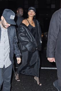 Rihanna feet photo thumbnail