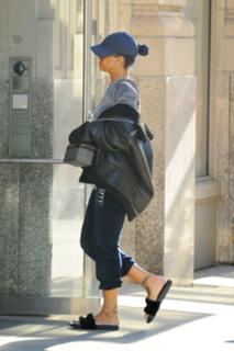 Rihanna feet photo thumbnail