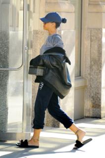 Rihanna feet photo thumbnail