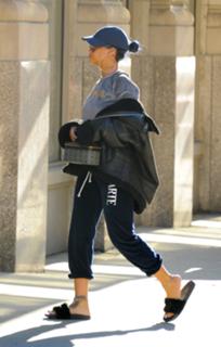 Rihanna feet photo thumbnail