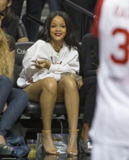 Rihanna feet photo thumbnail
