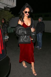 Rihanna feet photo thumbnail