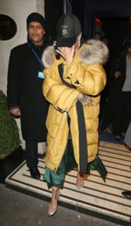 Rihanna feet photo thumbnail