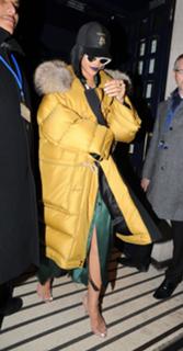 Rihanna feet photo thumbnail