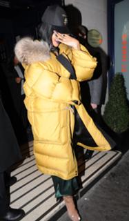 Rihanna feet photo thumbnail