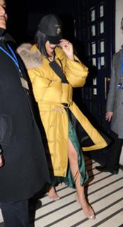 Rihanna feet photo thumbnail