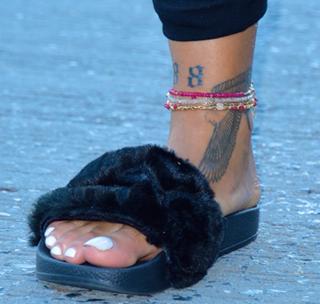 Rihanna feet photo thumbnail
