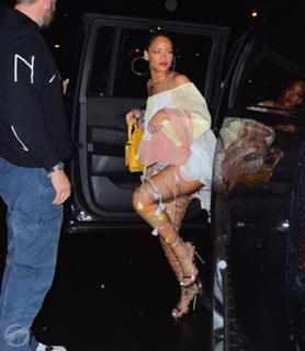 Rihanna feet photo thumbnail