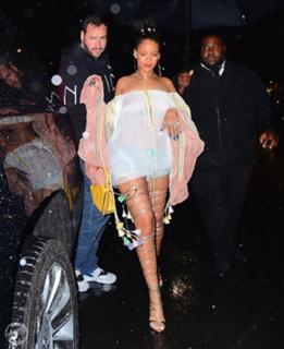 Rihanna feet photo thumbnail