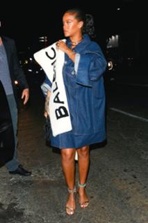 Rihanna feet photo thumbnail