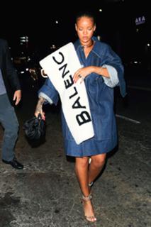 Rihanna feet photo thumbnail