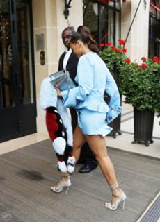 Rihanna feet photo thumbnail