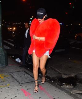 Rihanna feet photo thumbnail