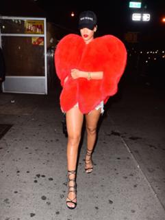 Rihanna feet photo thumbnail