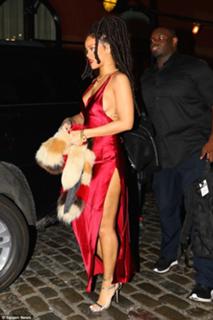 Rihanna feet photo thumbnail