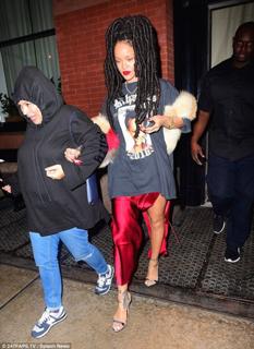 Rihanna feet photo thumbnail