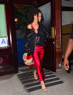 Rihanna feet photo thumbnail
