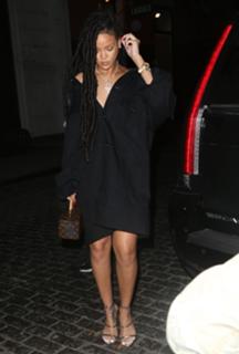Rihanna feet photo thumbnail