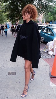 Rihanna feet photo thumbnail