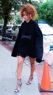 Rihanna feet photo thumbnail