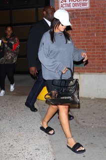 Rihanna feet photo thumbnail