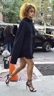 Rihanna feet photo thumbnail