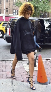 Rihanna feet photo thumbnail