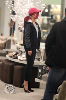 Rihanna feet photo thumbnail