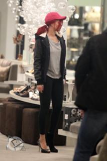 Rihanna feet photo thumbnail