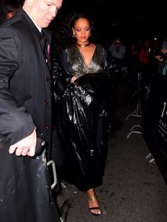 Rihanna feet photo thumbnail
