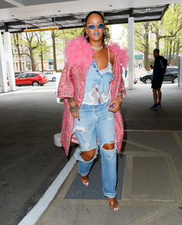 Rihanna feet photo thumbnail