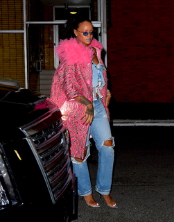 Rihanna feet photo thumbnail