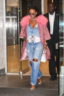 Rihanna feet photo thumbnail