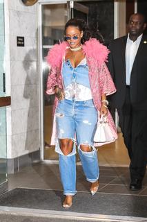 Rihanna feet photo thumbnail