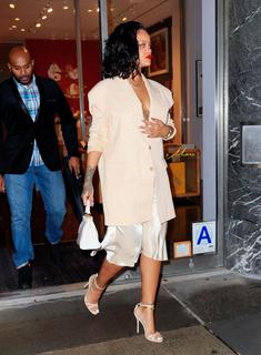 Rihanna feet photo thumbnail