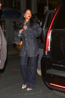 Rihanna feet photo thumbnail