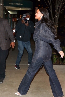 Rihanna feet photo thumbnail