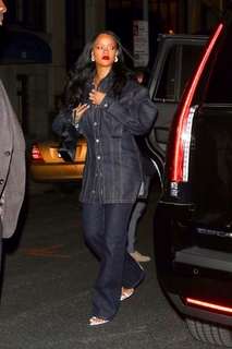 Rihanna feet photo thumbnail